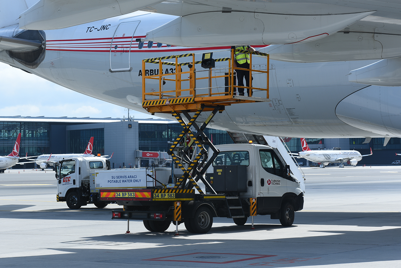 Scissor Telescopic Deck M.P.L, Maintenance Lifts